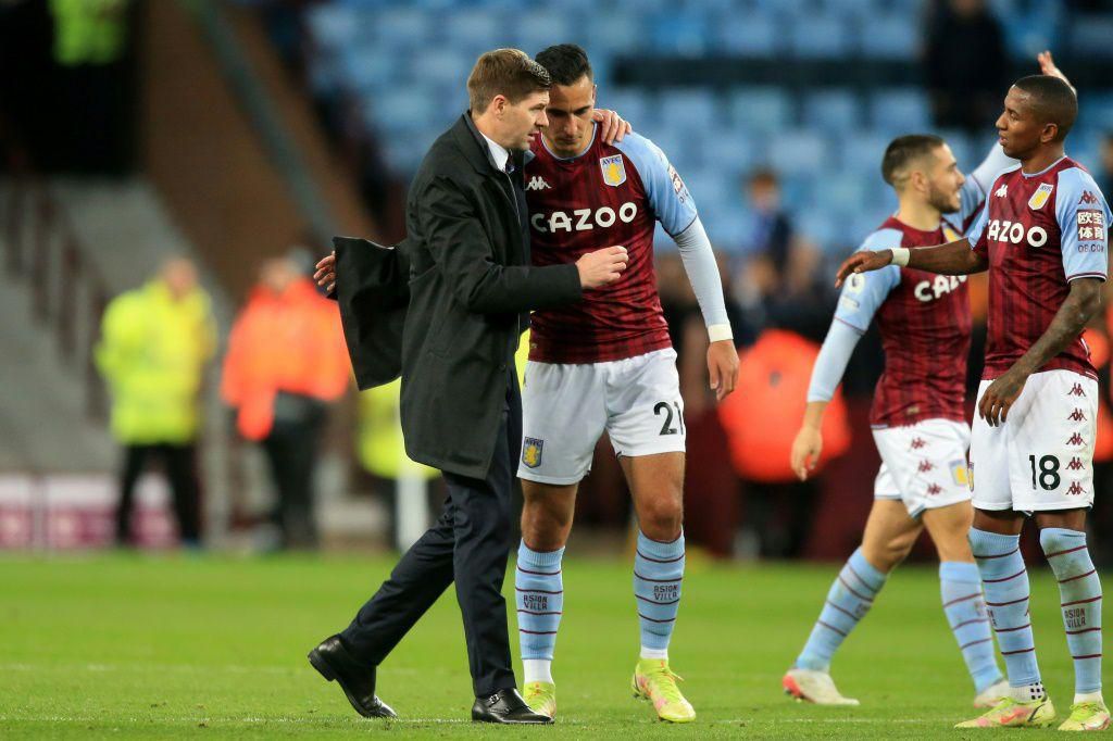 Everton move - Aston Villa's Anwar El Ghazi (R) talks to Villa boss Steven Gerrard (L)