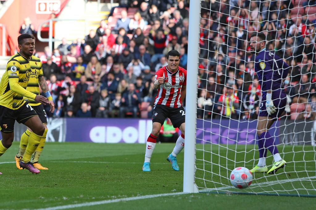 Mohamed Elyounoussi pulled a goal back for Southampton before half time