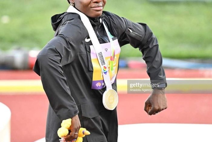 Tobi Amusan in a 'Buga' pose after winning gold (Getty Images)