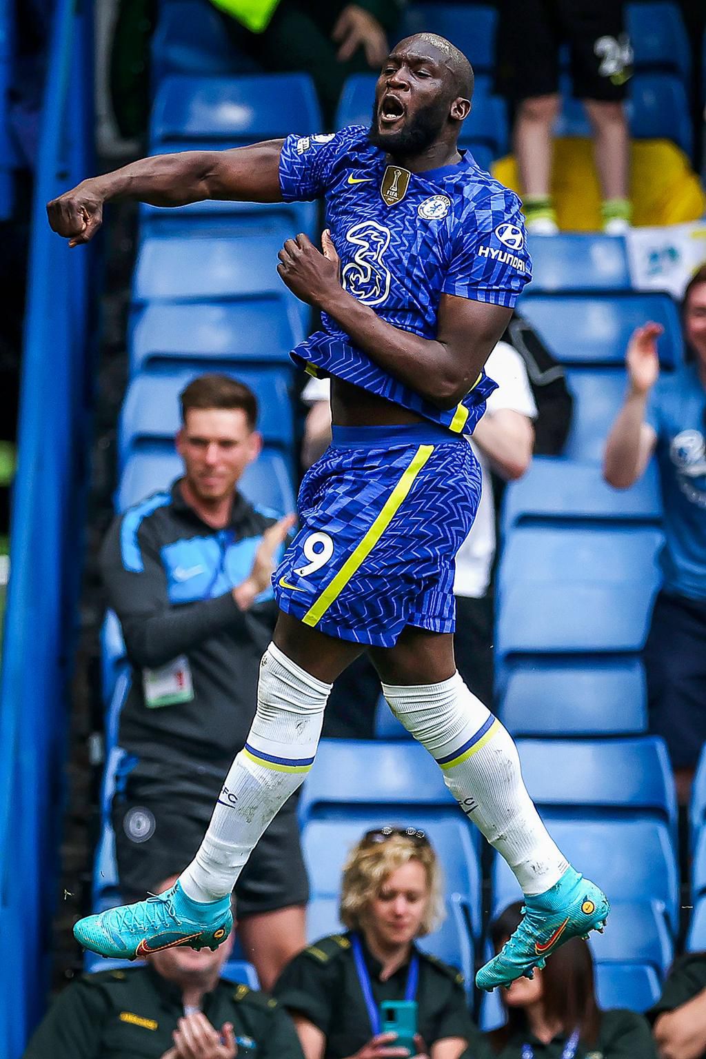 Romelu Lukaku scored 2 goals as Chelsea beat Wolves 2-1