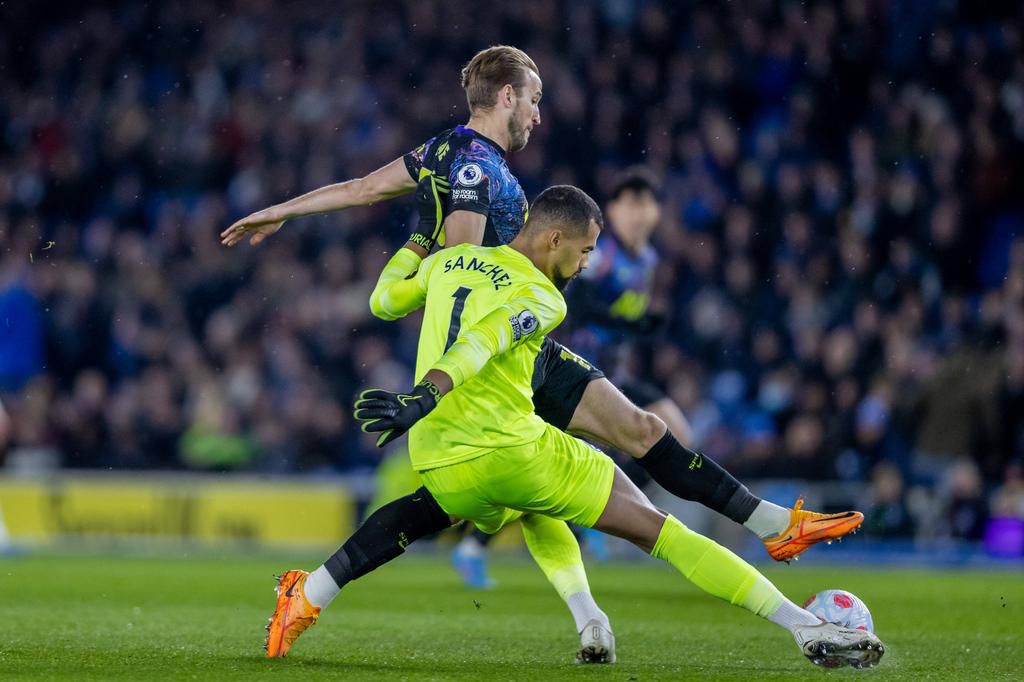 Kane robbed Sanchez and ought to have put Spurs in the lead