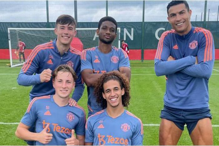 Manchester United youngsters with their hero Ronaldo.