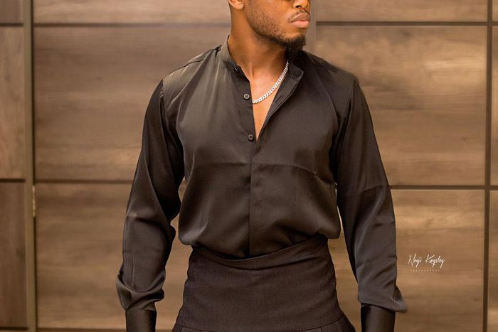 Chike wore a skirt to perform [Twitter/Chike]