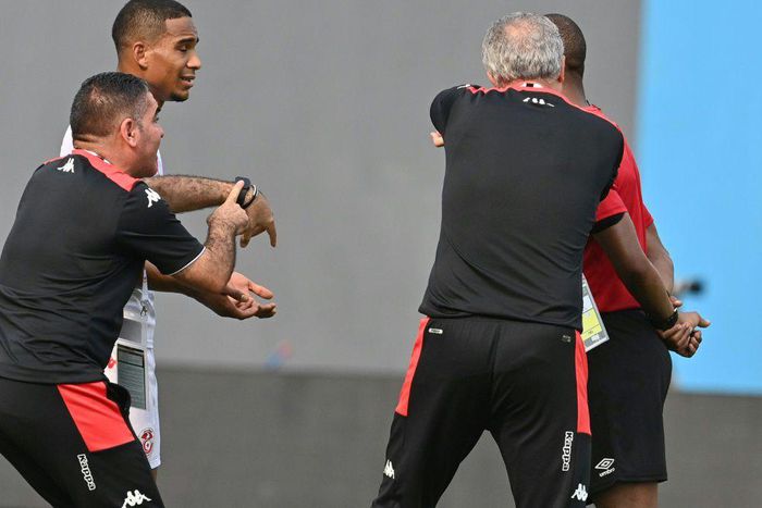Tunisia coach Mondher Kebaier (R) protest to Zambian referee Janny Sikazwe at the end of his side's defeat by Mali at the Africa Cup of Nations