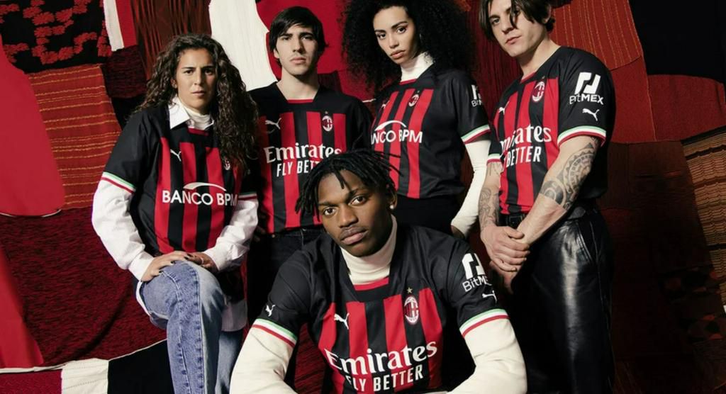 Ibrahimovic, Giroud model AC Milan new home jersey