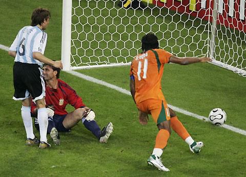 Cote d'Ivoire's Didier Drogba runs to pick up the ball after scoring against Argentina's goalkeeper Roberto Abbondanzieri (C) as Gabriel Heinze watches during their Group C World Cup 2006 match in Hamburg on June 10, 2006