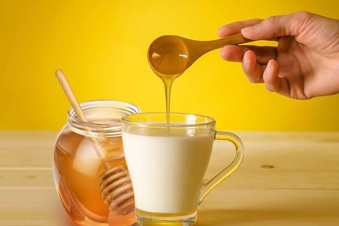 How to use honey and raw milk for glowing skin