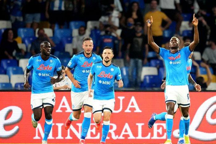 Osimhen celebrates his goal with his teammates.