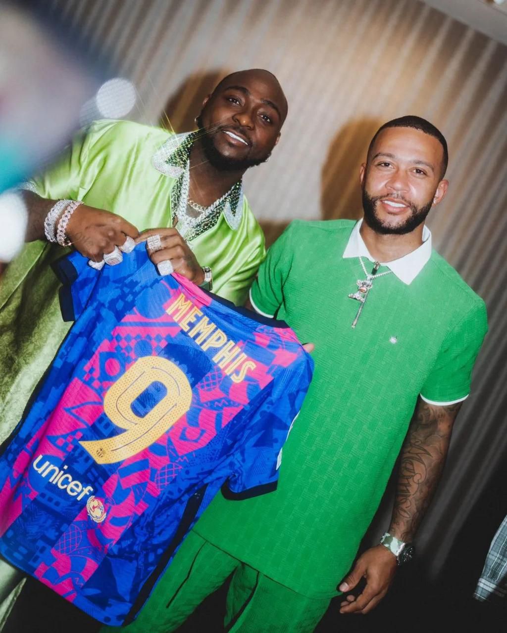 Memphis Depay gifts Davido Barcelona jersey
