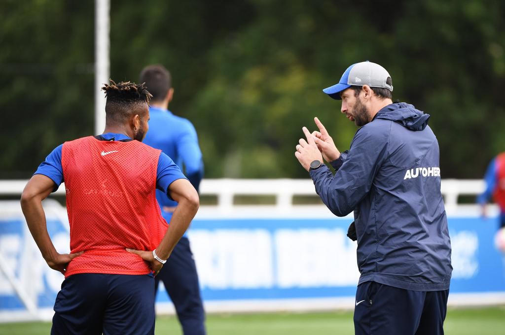 Chidera Ejuke and Sandro Schwarz in Hertha Berlin training