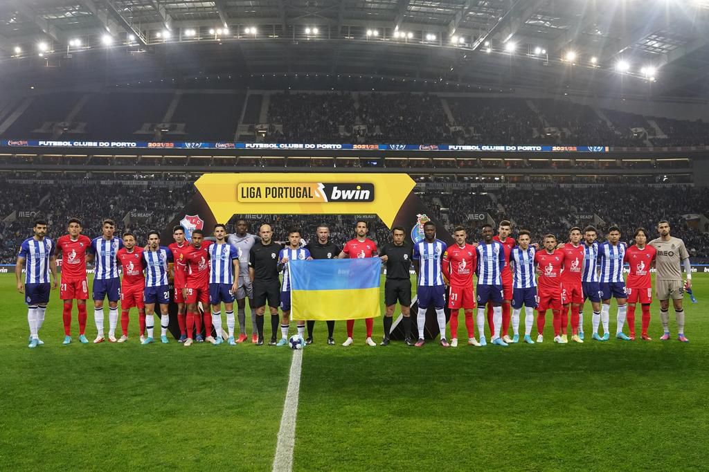 Zaidu Sanusi's Porto and their visitors showed support to Ukraine before kickoff.