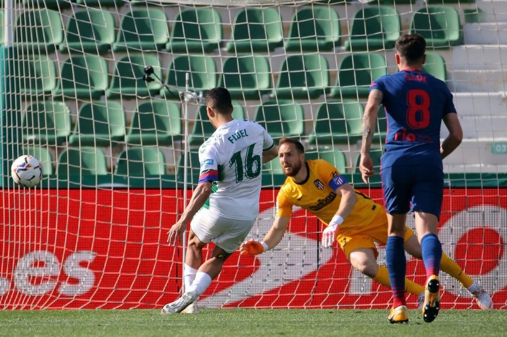 Elche's Fidel Chaves missed a late penalty in Atletico Madrid's 1-0 victory on Saturday