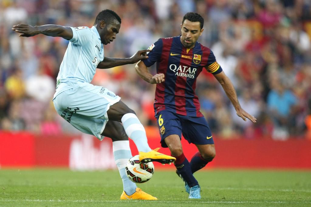 Isaac Success battling with Xavi Hernandes at the Camp Nou in September 2014 (IMAGO Pro Shots)