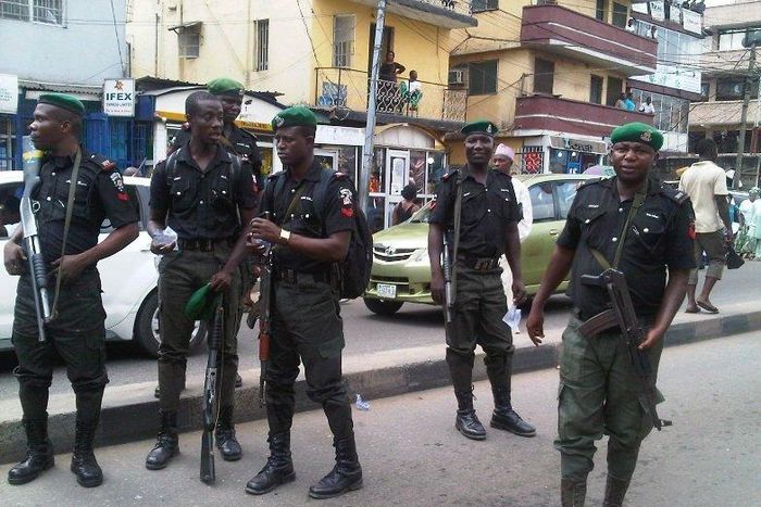 Kaduna police command has foiled a robbery attempt in Zaria, arresting two suspects in the process [insidemainland]
