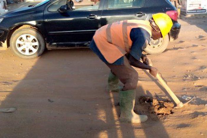 Mr Daniel Davoe on duty at Masaka end of Abuja-Keffi road
