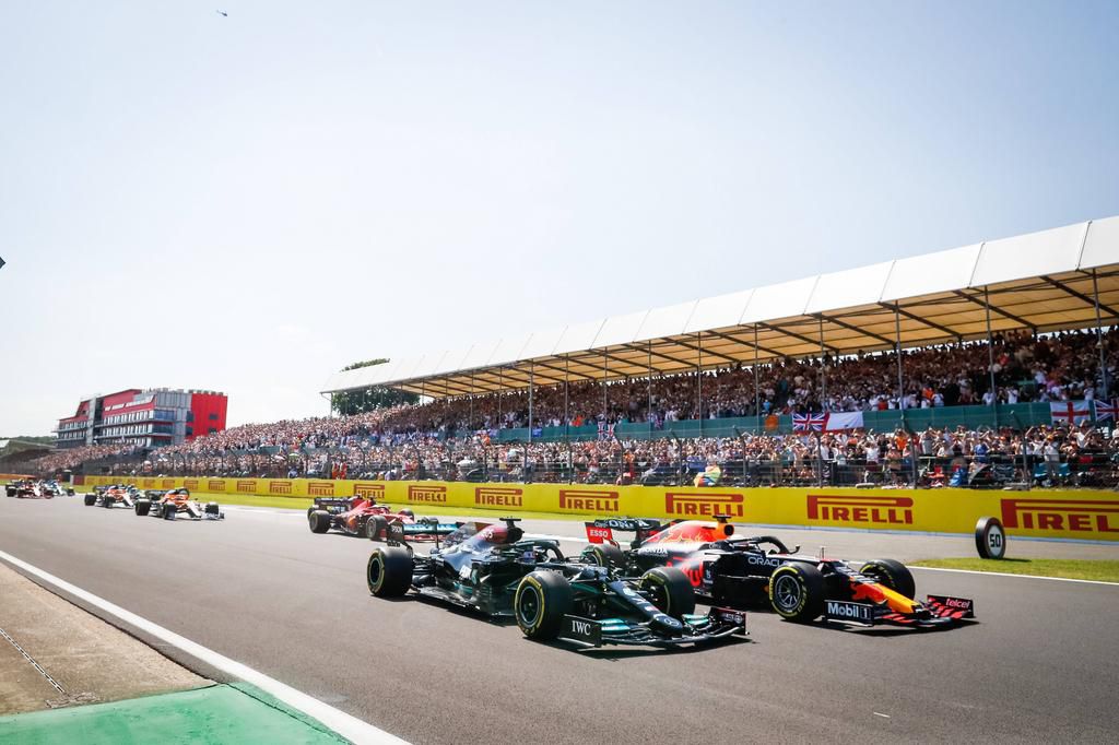 Hamilton and Verstappen struggled for pole position for the most of the early stages of the race