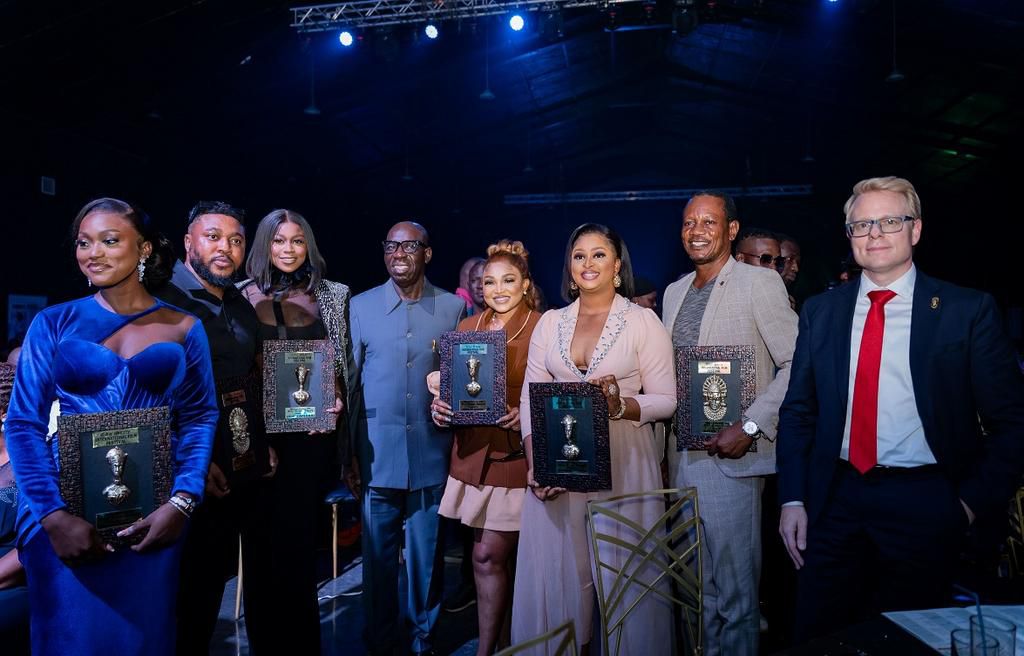 Govenor of Edo State, HE, Godwin Obaseki  and Recipents of the HeartBeat of Our Time at the #ESIFF2022 (7)