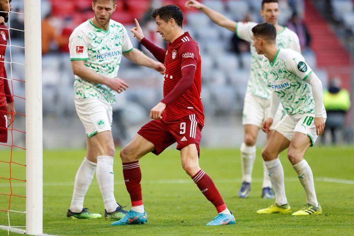 Robert Lewandowski bailed his side out of trouble with two second-half goals against Greuther Fuerth on Sunday