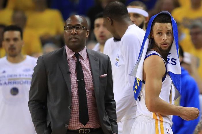 Mike Brown led Golden State Warriors to a win in the absence of Steve Kerr