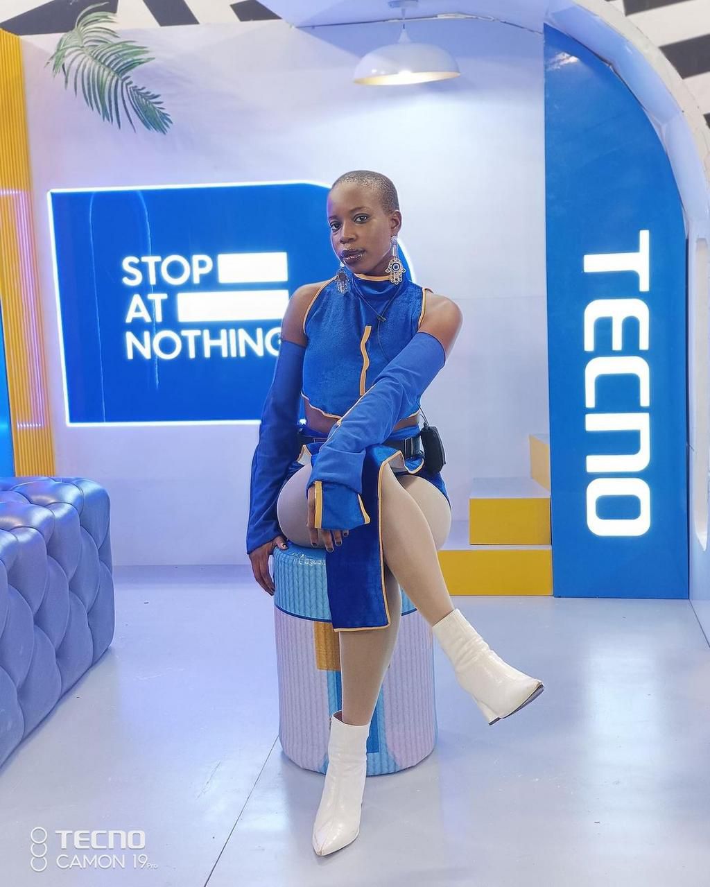 Allysyn looks was retro and chic [Instagram/tecnomobileng]