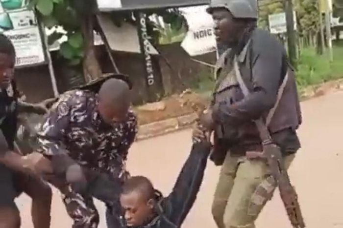 Policemen shoot car driver in front of his fiancée for not giving bribe