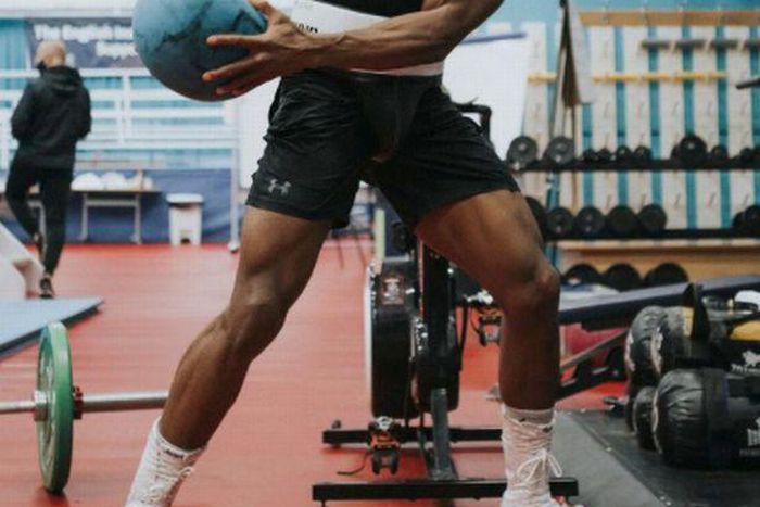 Joshua works out in a public gym [Mirroruk]