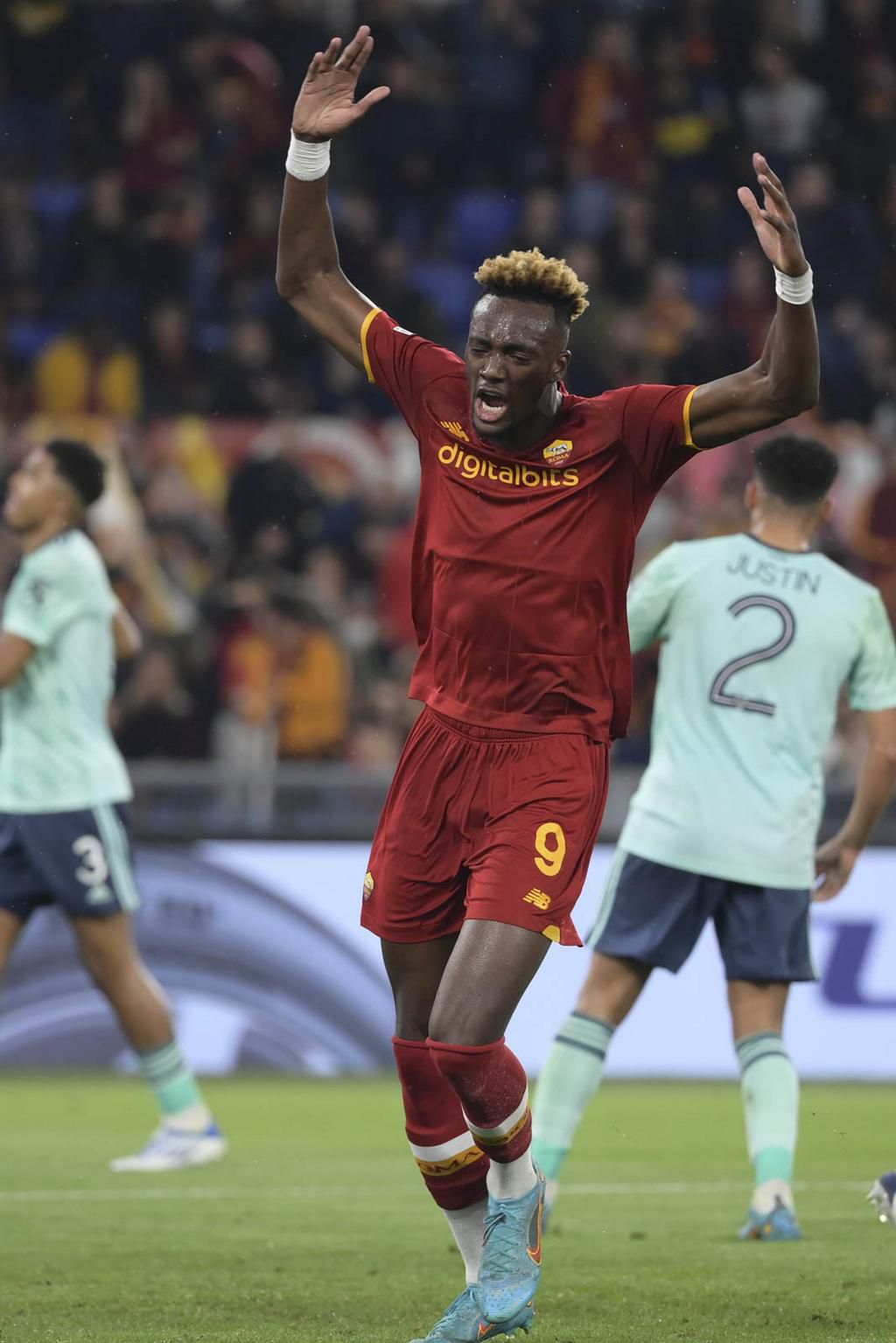 Tammy Abraham sends AS Roma to the ECL final against Leicester City