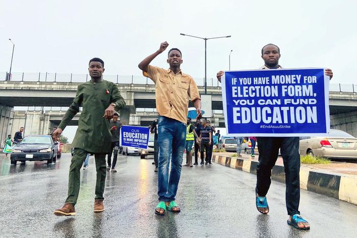 Protesting students blocked access roads to Lagos airports on Monday, September 19, 2022. (Premium Times)