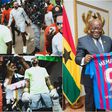 Depay gifts Ghanaian president Barcelona jersey