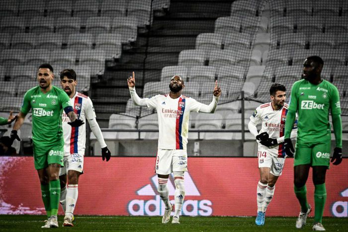 Moussa Dembele celebrates after converting his penalty for Lyon