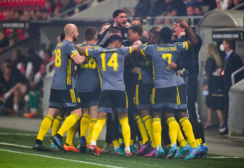 Feyenoord players celebrate with Dessers (UECL Twitter)