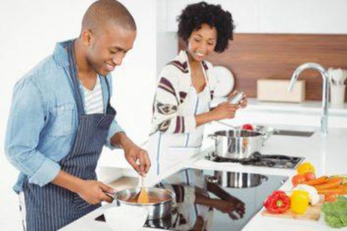 Who has the responsibility  of cooking [Fabwoman]