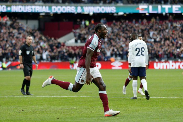 West Ham's Michail Antonio (C) celebrates scoring against Tottenham