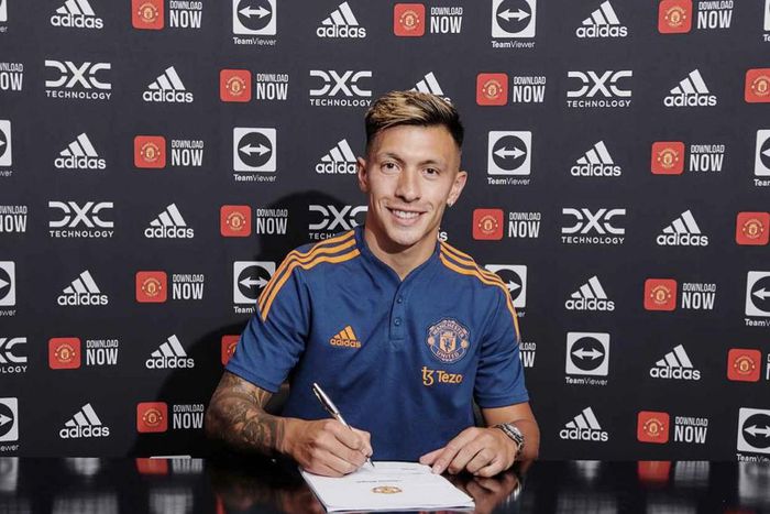 Lisandro Martinez signs for Manchester United.