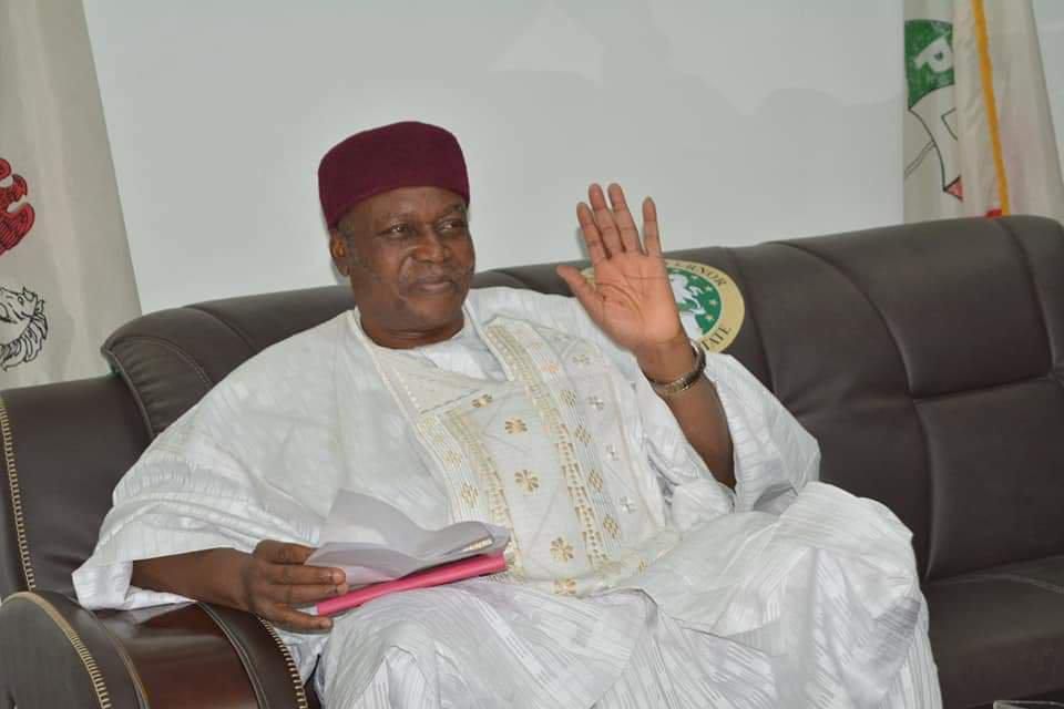 Governor Darius Ishaku provides succour to flood victims in Taraba. [Twitter/@dariusdishaku]