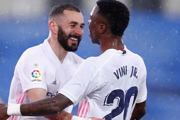 Karim Benzema embraces Vini Jr