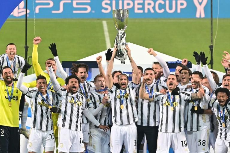 Captain Giorgio Chiellini (C) lifts the trophy after Juventus beat Napoli to win the Italian Super Cup