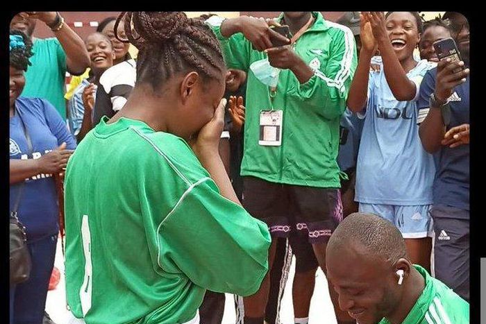 An athlete from ABU Zaria just proposed to his athlete girlfriend at the handball court.
