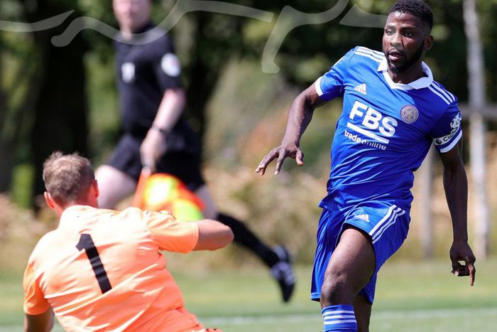 Kelechi Iheanacho tries to chip the goalkeeper.