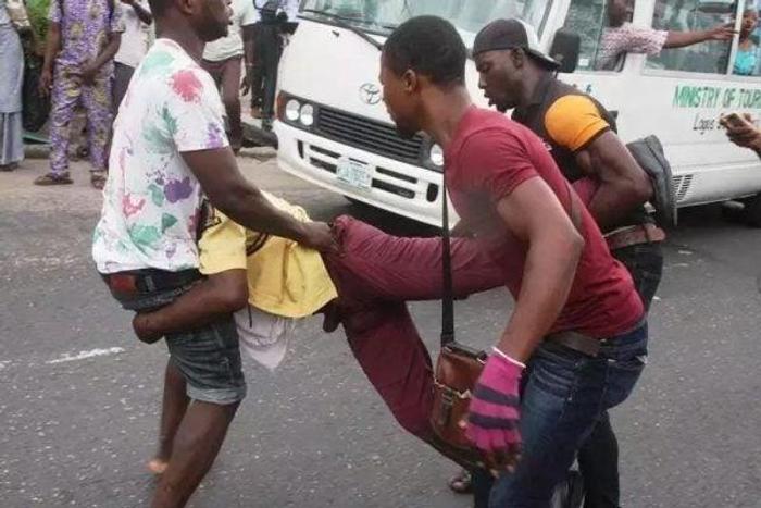 Scene of a LASTMA officer being assaulted in Lagos (NAN)