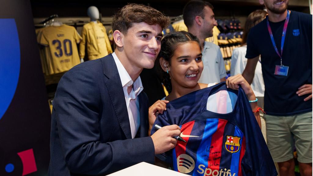 Gavi receives phone number from a strange lady at Barcelona contract renewal
