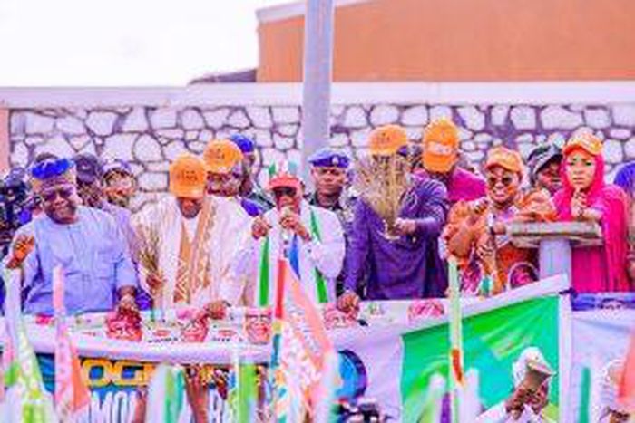 Govs. Sanwo-Olu, Ganduje storm Osun for Oyetola’s re-election campaign