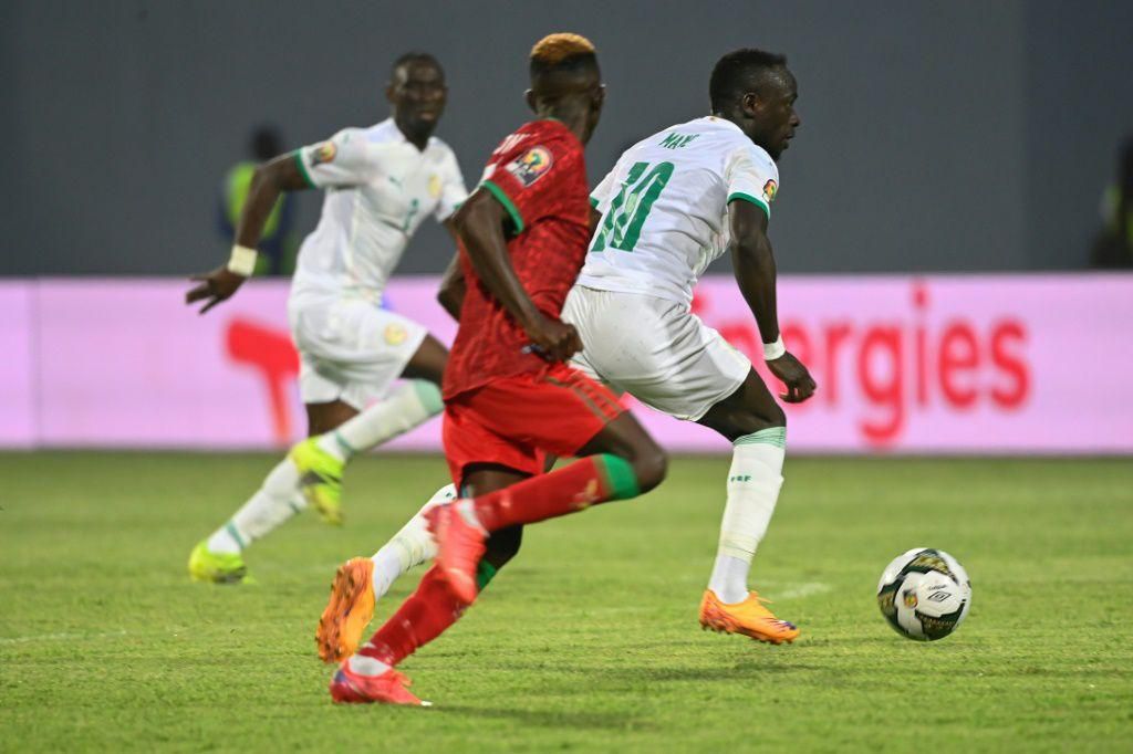 Senegal forward Sadio Mane (R) attacks against Malawi in an Africa Cup of Nations Group B match in Bafoussam