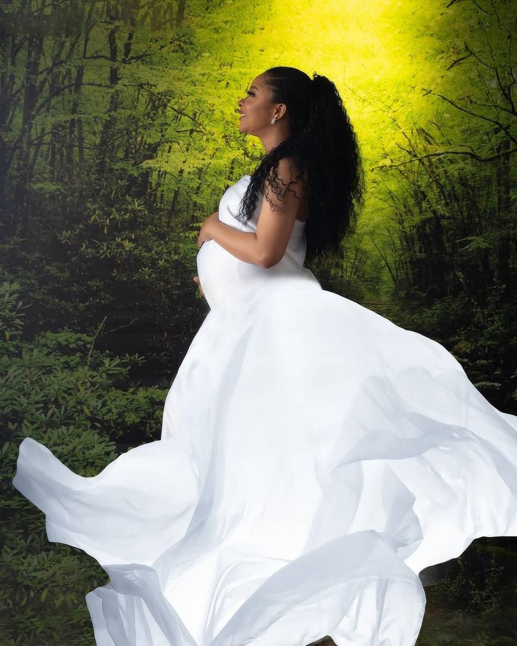 Linda looked ethereal in white [Instagram/Linda]