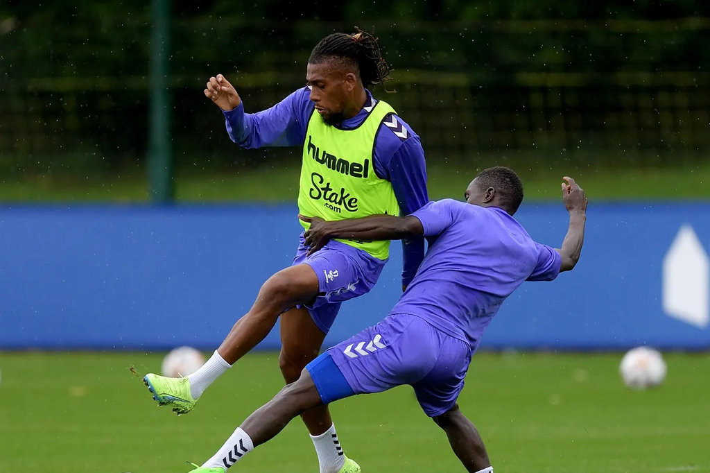 Alex Iwobi in training with Everton teammates ahead of Sunday's clash with Manchester United
