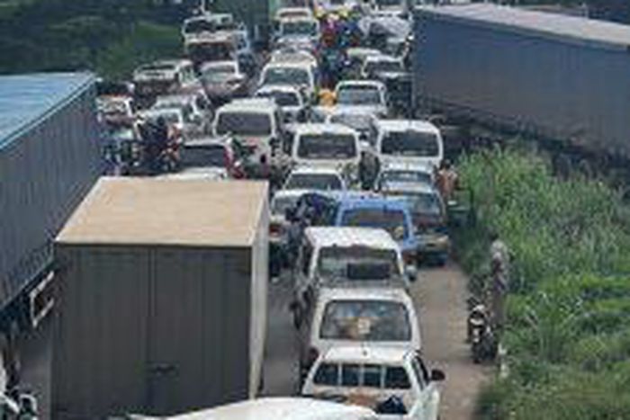 Traffic gridlock caused by the protesting students of the nation’s tertiary institutions under the aegis of the National Association of Nigerian Students (NANS) at the Gbongan flyover bridge in Osun on Thursday. [NAN-Photo]