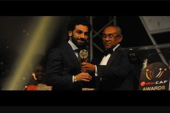 Mohammed Salah (right) receiving the CAF African Player of the Year from Ahmad Ahmad