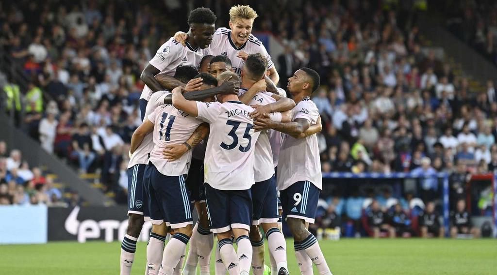 Arsenal celebrate Gabriel Martinelli's 20th-minute opener