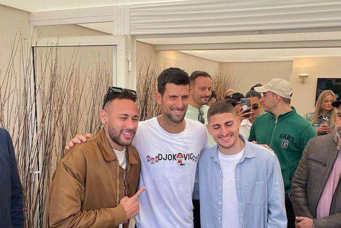 Novak Djokovic flanked by Neymar and Marco Verratti