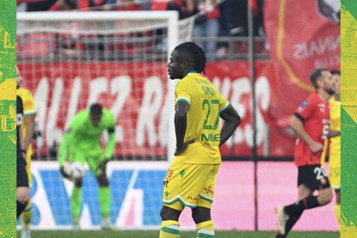 Moses Simon looks on after Nantes conceded three goals at Rennes